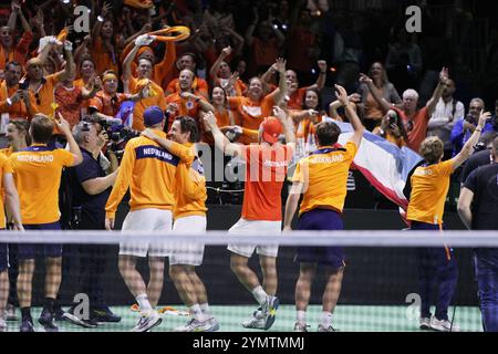 Team Netherlands feiert nach dem Sieg beim Davis Cup 2024, dem Halbfinalspiel zwischen Deutschland und den Niederlanden am 22. November 2024 im Martin Carpena Pavilion in Malaga, Spanien Credit: Independent Photo Agency/Alamy Live News Stockfoto