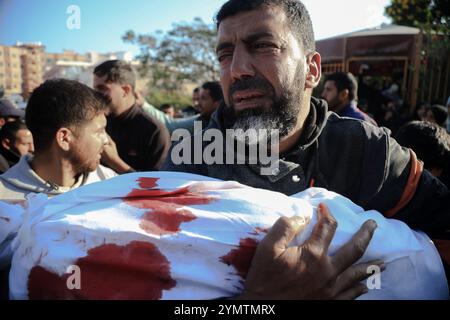 Gaza, Gaza, Palästina. November 2024. Palästinenser weinen vor den Leichen ihrer Verwandten im Krankenhaus Nasser, 23. November 2024. Bei einem Luftangriff auf ein Haus der Familie Abu Sabla in Al-Mawasi, westlich der Stadt Khan Yunis, im südlichen Gazastreifen, wurden 6 Menschen getötet und mehrere weitere verletzt. (Kreditbild: © Saher Alghorra/ZUMA Press Wire) NUR REDAKTIONELLE VERWENDUNG! Nicht für kommerzielle ZWECKE! Quelle: ZUMA Press, Inc./Alamy Live News Stockfoto