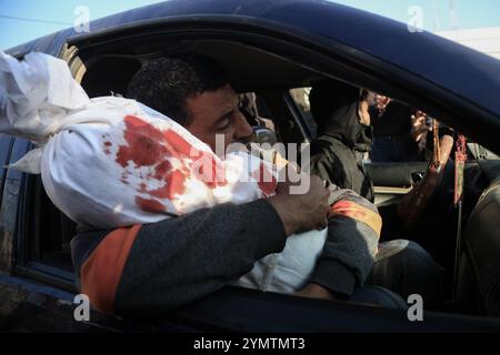 Gaza, Gaza, Palästina. November 2024. Palästinenser weinen vor den Leichen ihrer Verwandten im Krankenhaus Nasser, 23. November 2024. Bei einem Luftangriff auf ein Haus der Familie Abu Sabla in Al-Mawasi, westlich der Stadt Khan Yunis, im südlichen Gazastreifen, wurden 6 Menschen getötet und mehrere weitere verletzt. (Kreditbild: © Saher Alghorra/ZUMA Press Wire) NUR REDAKTIONELLE VERWENDUNG! Nicht für kommerzielle ZWECKE! Quelle: ZUMA Press, Inc./Alamy Live News Stockfoto