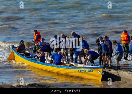 Pilot-Gig, der in die Clevedon Slipway kommt, um die Crews mit abgehackten Meeren zu wechseln Stockfoto