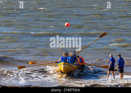 Pilot-Gig, der in die Clevedon Slipway kommt, um die Crews mit abgehackten Meeren zu wechseln Stockfoto