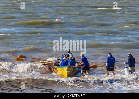 Pilot-Gig, der in die Clevedon Slipway kommt, um die Crews mit abgehackten Meeren zu wechseln Stockfoto