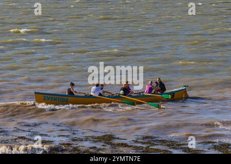 Pilot Gig Rennen auf der Severn Mündung mit abgehackter See Stockfoto