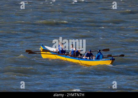 Pilot Gig Rennen auf der Severn Mündung mit abgehackter See Stockfoto