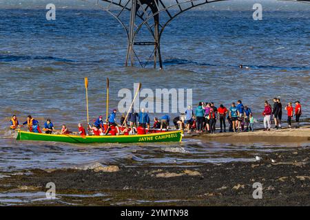 Pilot Gig Rennen auf der Severn Mündung mit abgehackter See Stockfoto