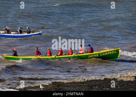 Pilot Gig Rennen auf der Severn Mündung mit abgehackter See Stockfoto