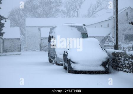Barnard Castle, County Durham, Großbritannien. 23. November 2024. Wetter in Großbritannien. Storm Bert macht die Fahrbedingungen auf der B6278 gefährlich, da starker Schnee die Straßen in Nordengland beeinträchtigt. Quelle: David Forster/Alamy Live News Stockfoto