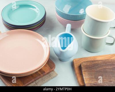 Set aus pastellrosa, blauen Geschirr auf türkisfarbenem Hintergrund Stockfoto