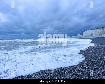 Birling Gap, Eastbourne. November 2024. Sturmwind, große Wellen und treibender Regen trafen heute Morgen die Südküste, als Sturm Bert an Land kam. Das Met Office hat heute von 15 bis 21 Uhr eine gelbe Wetterwarnung für die Südküste ausgegeben, da sich der Sturm Bert intensivieren wird. Große Wellen, die in Birling Gap in Eastbourne in East Sussex brechen. Das Gelände gehört dem National Trust, der befürchtet, dass der jüngste benannte Sturm zu weiteren Einstürzen der Kreidefelsen führen könnte, wie er am 23. Oktober 2024 zu sehen war, als ein großer Teil der Klippe auf den Strand fiel. Besucher werden benachrichtigt Stockfoto