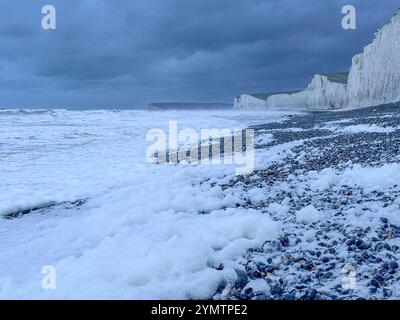 Birling Gap, Eastbourne. November 2024. Sturmwind, große Wellen und treibender Regen trafen heute Morgen die Südküste, als Sturm Bert an Land kam. Das Met Office hat heute von 15 bis 21 Uhr eine gelbe Wetterwarnung für die Südküste ausgegeben, da sich der Sturm Bert intensivieren wird. Große Wellen, die in Birling Gap in Eastbourne in East Sussex brechen. Das Gelände gehört dem National Trust, der befürchtet, dass der jüngste benannte Sturm zu weiteren Einstürzen der Kreidefelsen führen könnte, wie er am 23. Oktober 2024 zu sehen war, als ein großer Teil der Klippe auf den Strand fiel. Besucher werden benachrichtigt Stockfoto