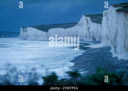 Birling Gap, Eastbourne. November 2024. Sturmwind, große Wellen und treibender Regen trafen heute Morgen die Südküste, als Sturm Bert an Land kam. Das Met Office hat heute von 15 bis 21 Uhr eine gelbe Wetterwarnung für die Südküste ausgegeben, da sich der Sturm Bert intensivieren wird. Große Wellen, die in Birling Gap in Eastbourne in East Sussex brechen. Das Gelände gehört dem National Trust, der befürchtet, dass der jüngste benannte Sturm zu weiteren Einstürzen der Kreidefelsen führen könnte, wie er am 23. Oktober 2024 zu sehen war, als ein großer Teil der Klippe auf den Strand fiel. Besucher werden benachrichtigt Stockfoto