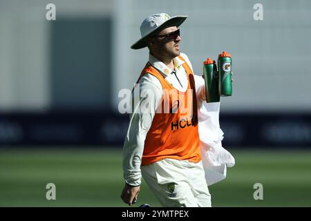 Perth Stadium, Perth, Australien. November 2024. International Test Cricket, Australien gegen Indien 1. Test Day 2; australischer Substitut Josh Inglis Credit: Action Plus Sports/Alamy Live News Stockfoto