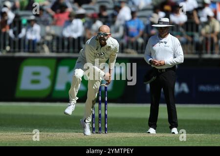 Perth Stadium, Perth, Australien. November 2024. International Test Cricket, Australien gegen Indien 1. Test Day 2; Nathan Lyon of Australia Bowls Credit: Action Plus Sports/Alamy Live News Stockfoto