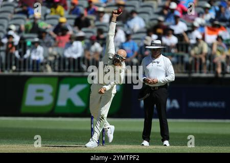 Perth Stadium, Perth, Australien. November 2024. International Test Cricket, Australien gegen Indien 1. Test Day 2; Nathan Lyon of Australia Bowls Credit: Action Plus Sports/Alamy Live News Stockfoto