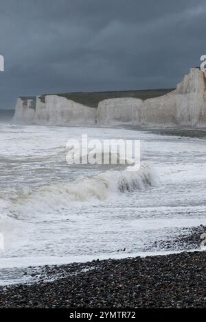 Birling Gap, Eastbourne. November 2024. Sturmwind, große Wellen und treibender Regen trafen heute Morgen die Südküste, als Sturm Bert an Land kam. Das Met Office hat heute von 15 bis 21 Uhr eine gelbe Wetterwarnung für die Südküste ausgegeben, da sich der Sturm Bert intensivieren wird. Große Wellen, die in Birling Gap in Eastbourne in East Sussex brechen. Das Gelände gehört dem National Trust, der befürchtet, dass der jüngste benannte Sturm zu weiteren Einstürzen der Kreidefelsen führen könnte, wie er am 23. Oktober 2024 zu sehen war, als ein großer Teil der Klippe auf den Strand fiel. Besucher werden benachrichtigt Stockfoto