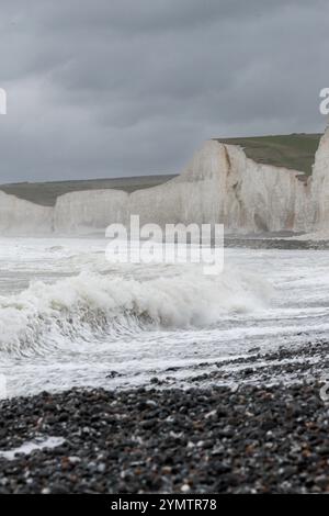 Birling Gap, Eastbourne. November 2024. Sturmwind, große Wellen und treibender Regen trafen heute Morgen die Südküste, als Sturm Bert an Land kam. Das Met Office hat heute von 15 bis 21 Uhr eine gelbe Wetterwarnung für die Südküste ausgegeben, da sich der Sturm Bert intensivieren wird. Große Wellen, die in Birling Gap in Eastbourne in East Sussex brechen. Das Gelände gehört dem National Trust, der befürchtet, dass der jüngste benannte Sturm zu weiteren Einstürzen der Kreidefelsen führen könnte, wie er am 23. Oktober 2024 zu sehen war, als ein großer Teil der Klippe auf den Strand fiel. Besucher werden benachrichtigt Stockfoto