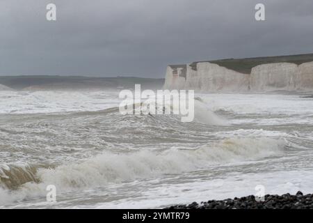 Birling Gap, Eastbourne. November 2024. Sturmwind, große Wellen und treibender Regen trafen heute Morgen die Südküste, als Sturm Bert an Land kam. Das Met Office hat heute von 15 bis 21 Uhr eine gelbe Wetterwarnung für die Südküste ausgegeben, da sich der Sturm Bert intensivieren wird. Große Wellen, die in Birling Gap in Eastbourne in East Sussex brechen. Das Gelände gehört dem National Trust, der befürchtet, dass der jüngste benannte Sturm zu weiteren Einstürzen der Kreidefelsen führen könnte, wie er am 23. Oktober 2024 zu sehen war, als ein großer Teil der Klippe auf den Strand fiel. Besucher werden benachrichtigt Stockfoto