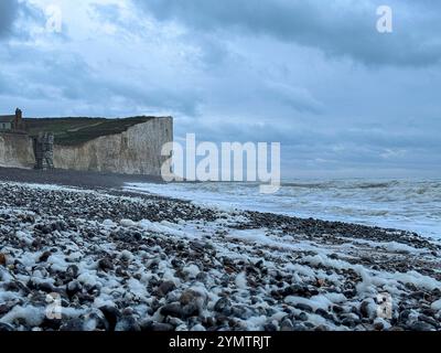 Birling Gap, Eastbourne. November 2024. Sturmwind, große Wellen und treibender Regen trafen heute Morgen die Südküste, als Sturm Bert an Land kam. Das Met Office hat heute von 15 bis 21 Uhr eine gelbe Wetterwarnung für die Südküste ausgegeben, da sich der Sturm Bert intensivieren wird. Große Wellen erzeugten Seeschaum bei Birling Gap in Eastbourne in East Sussex. Das Gelände gehört dem National Trust, der befürchtet, dass der jüngste benannte Sturm zu weiteren Einstürzen der Kreidefelsen führen könnte, wie er am 23. Oktober 2024 zu sehen war, als ein großer Teil der Klippe auf den Strand fiel. Besucher sind Werbung Stockfoto