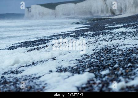 Birling Gap, Eastbourne. November 2024. Sturmwind, große Wellen und treibender Regen trafen heute Morgen die Südküste, als Sturm Bert an Land kam. Das Met Office hat heute von 15 bis 21 Uhr eine gelbe Wetterwarnung für die Südküste ausgegeben, da sich der Sturm Bert intensivieren wird. Große Wellen erzeugten Seeschaum bei Birling Gap in Eastbourne in East Sussex. Das Gelände gehört dem National Trust, der befürchtet, dass der jüngste benannte Sturm zu weiteren Einstürzen der Kreidefelsen führen könnte, wie er am 23. Oktober 2024 zu sehen war, als ein großer Teil der Klippe auf den Strand fiel. Besucher sind Werbung Stockfoto