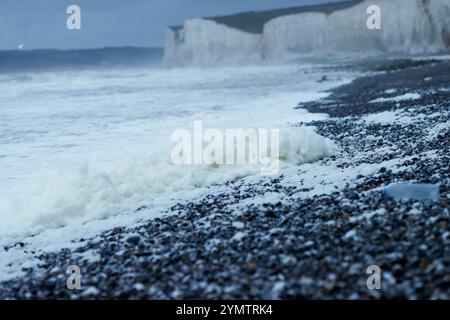 Birling Gap, Eastbourne. November 2024. Sturmwind, große Wellen und treibender Regen trafen heute Morgen die Südküste, als Sturm Bert an Land kam. Das Met Office hat heute von 15 bis 21 Uhr eine gelbe Wetterwarnung für die Südküste ausgegeben, da sich der Sturm Bert intensivieren wird. Große Wellen erzeugten Seeschaum bei Birling Gap in Eastbourne in East Sussex. Das Gelände gehört dem National Trust, der befürchtet, dass der jüngste benannte Sturm zu weiteren Einstürzen der Kreidefelsen führen könnte, wie er am 23. Oktober 2024 zu sehen war, als ein großer Teil der Klippe auf den Strand fiel. Besucher sind Werbung Stockfoto