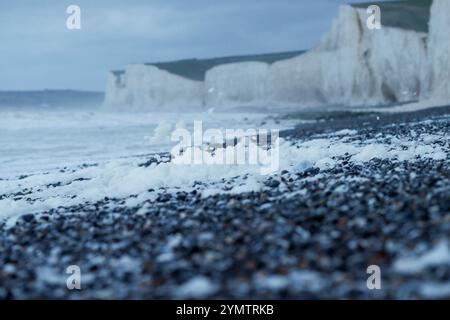 Birling Gap, Eastbourne. November 2024. Sturmwind, große Wellen und treibender Regen trafen heute Morgen die Südküste, als Sturm Bert an Land kam. Das Met Office hat heute von 15 bis 21 Uhr eine gelbe Wetterwarnung für die Südküste ausgegeben, da sich der Sturm Bert intensivieren wird. Große Wellen erzeugten Seeschaum bei Birling Gap in Eastbourne in East Sussex. Das Gelände gehört dem National Trust, der befürchtet, dass der jüngste benannte Sturm zu weiteren Einstürzen der Kreidefelsen führen könnte, wie er am 23. Oktober 2024 zu sehen war, als ein großer Teil der Klippe auf den Strand fiel. Besucher sind Werbung Stockfoto