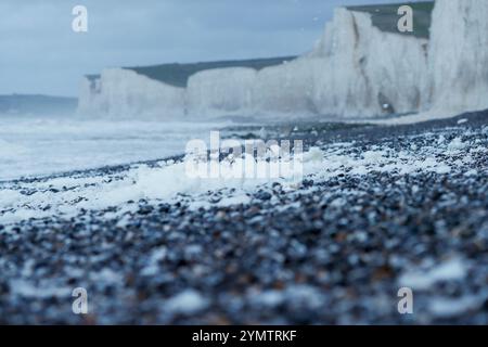 Birling Gap, Eastbourne. November 2024. Sturmwind, große Wellen und treibender Regen trafen heute Morgen die Südküste, als Sturm Bert an Land kam. Das Met Office hat heute von 15 bis 21 Uhr eine gelbe Wetterwarnung für die Südküste ausgegeben, da sich der Sturm Bert intensivieren wird. Große Wellen erzeugten Seeschaum bei Birling Gap in Eastbourne in East Sussex. Das Gelände gehört dem National Trust, der befürchtet, dass der jüngste benannte Sturm zu weiteren Einstürzen der Kreidefelsen führen könnte, wie er am 23. Oktober 2024 zu sehen war, als ein großer Teil der Klippe auf den Strand fiel. Besucher sind Werbung Stockfoto