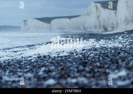 Birling Gap, Eastbourne. November 2024. Sturmwind, große Wellen und treibender Regen trafen heute Morgen die Südküste, als Sturm Bert an Land kam. Das Met Office hat heute von 15 bis 21 Uhr eine gelbe Wetterwarnung für die Südküste ausgegeben, da sich der Sturm Bert intensivieren wird. Große Wellen erzeugten Seeschaum bei Birling Gap in Eastbourne in East Sussex. Das Gelände gehört dem National Trust, der befürchtet, dass der jüngste benannte Sturm zu weiteren Einstürzen der Kreidefelsen führen könnte, wie er am 23. Oktober 2024 zu sehen war, als ein großer Teil der Klippe auf den Strand fiel. Besucher sind Werbung Stockfoto