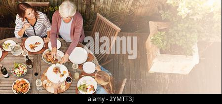 Thanksgiving, Feier und über Familie mit Essen, Mittagessen zusammen und zu Hause Hinterhof. Großmutter, Frau und Kind sind bereit, im Urlaub Hühnchen zu essen Stockfoto