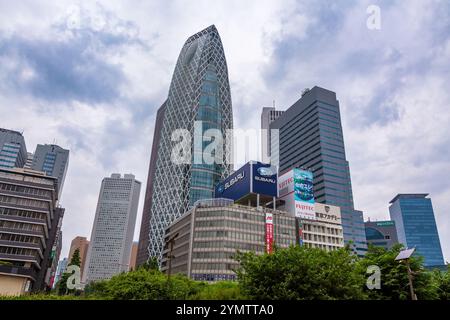 Tokio, Japan - 20. Juni 2016: Der Cocoon Tower von Tokio, Japan, und die Umgebung moderner Architektur und Unternehmen. Stockfoto