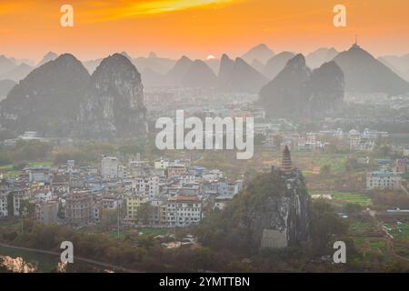 Sonnenuntergang über der Stadt Guilin, umgeben von malerischen Kalksteinbergen. Guilin, China, Kopierraum für Text, Antenne Stockfoto