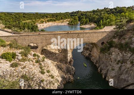 Brücke und Strand der Pont du Diable bei Saint-Jean-de-Fos, Frankreich, Europa | Brücke und Strand Pont du Diable in Saint-Jean-de-Fos, Frankreich, Europa Stockfoto