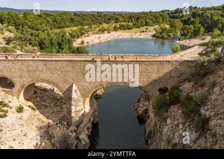 Brücke und Strand der Pont du Diable bei Saint-Jean-de-Fos, Frankreich, Europa | Brücke und Strand Pont du Diable in Saint-Jean-de-Fos, Frankreich, Europa Stockfoto