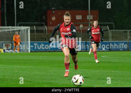 Leverkusen, Deutschland. November 2024. Leverkusen, 22. November 2024: Kristin Kögel (11 Bayer Leverkusen) im Einsatz beim DFB-Pokal Frauen zwischen Bayer Leverkusen und Carl Zeiss Jena im Ulrich-Haberland-Stadion in Leverkusen. (Qianru Zhang/SPP) Credit: SPP Sport Press Photo. /Alamy Live News Stockfoto