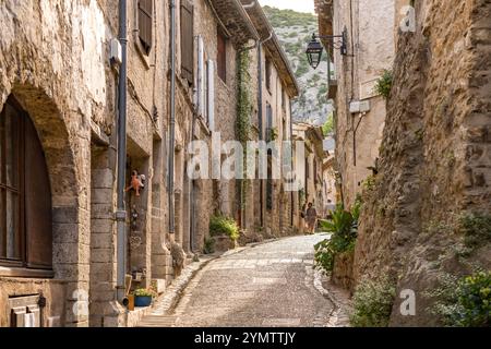 Enge Gasse im mittelalterlichen Dorf Saint-Guilhem-le-Désert, Frankreich, Europa | Schmale Gasse im mittelalterlichen Dorf Saint-Guilhem-le-Désert, Fran Stockfoto