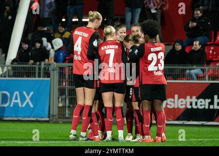 Leverkusen, Deutschland. November 2024. Leverkusen, Deutschland, 22. November 2024: Spieler von Bayer Leverkusen feiern den Punktestand beim DFB-Pokal Frauen zwischen Bayer Leverkusen und Carl Zeiss Jena im Ulrich-Haberland-Stadion in Leverkusen. (Qianru Zhang/SPP) Credit: SPP Sport Press Photo. /Alamy Live News Stockfoto