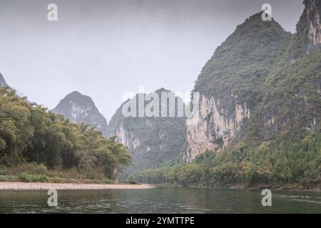 Bambus und die Kalksteinberge am Li-Fluss um Xing Ping, Guilin, China Stockfoto