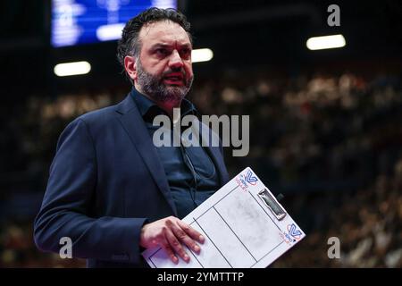 Assago, Italien. November 2024. Stefano Lavarini Head Coach von Numia Vero Volley Milano sieht sich beim Spiel der Volley Serie A Frauen 2024/25 zwischen Numia Vero Volley Milano und Prosecco Doc Imoco Conegliano im Unipol Forum an. Endergebnis Numia Vero Volley Milano 0 | 3 Prosecco Doc Imoco Conegliano Credit: dpa/Alamy Live News Stockfoto