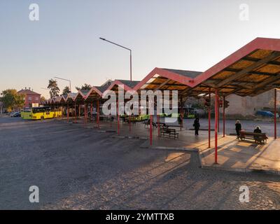 Blick aus der Vogelperspektive auf den Hauptbusbahnhof von Pancevo (Glavna autobuska stanica), den wichtigsten Busbahnhof der Stadt Pancevo. Pancevo, Serbien 05.11.2024 Stockfoto