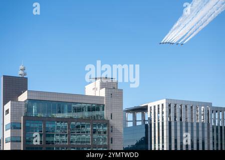Die Black Eagles der Luftwaffe der Republik Korea führt vor der Militärparade der koreanischen Armee in Seoul über der Innenstadt von Seoul durch. Stockfoto