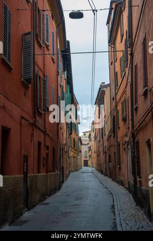 Helle mehrfarbige Fassaden von alten Häusern in einer engen Straße in Bologna, Italien 05.01.2024 Stockfoto