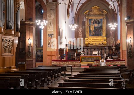 Hauptschiff der Kirche San Giovanni in Monte. Innenansicht von La Chiesa di San Giovanni in Monte, Bologna, Italien 05.01.2024 Stockfoto