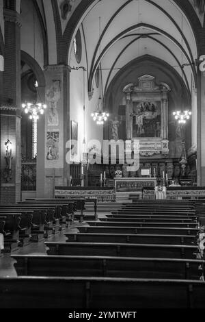 Hauptschiff der Kirche San Giovanni in Monte. Innenansicht von La Chiesa di San Giovanni in Monte, Bologna, Italien 05.01.2024 Stockfoto