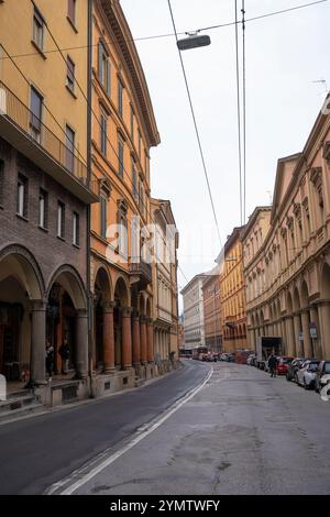 Helle mehrfarbige Fassaden von alten Häusern in einer engen Straße in Bologna, Italien 05.01.2024 Stockfoto