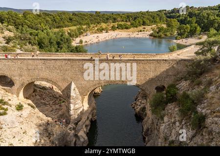 Pont du Diable Brücke und Strand der Pont du Diable bei Saint-Jean-de-Fos, Frankreich, Europa-Brücke und Strand Pont du Diable in Saint-Jean-de-Fos, Fr. Stockfoto