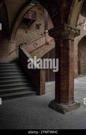 Treppe im Palazzo Re Enzo auf der Piazza Maggiore oder Hauptplatz von Bologna, der zum Palazzo de la Podesta gehört. Bologna, Italien 05.01.2024 Stockfoto