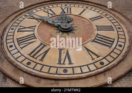 Nahaufnahme der antiken Uhr des Palastturms von Accursi, auch bekannt als Palazzo Comunale d'Accursio, Piazza Maggiore, Bologna in Italien. Stockfoto