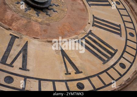 Nahaufnahme der antiken Uhr des Palastturms von Accursi, auch bekannt als Palazzo Comunale d'Accursio, Piazza Maggiore, Bologna in Italien. Stockfoto