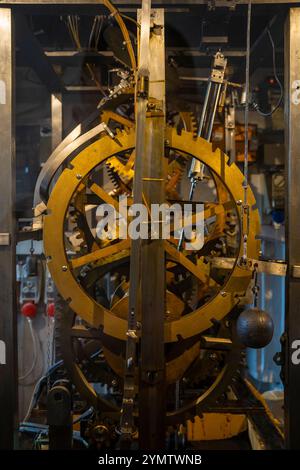 Nahaufnahme des Mechanismus der antiken Uhr des Palastturms von Accursi, auch bekannt als Palazzo Comunale d'Accursio, Piazza Maggiore, Bologna Stockfoto