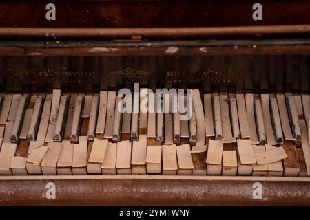 Altes altes altes kaputtes Klavier. Vintage-Keyboard mit kaputten, abgezogenen Klaviertasten. Stockfoto