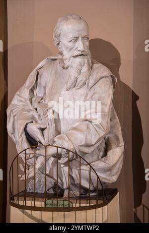 Kammer im Palazzo Comunale in der italienischen Stadt Bologna mit Gemälden, Statuen, Skulpturen und Fresken. Das Innere des Museums von Palazzo d'Accursio. Italien Stockfoto